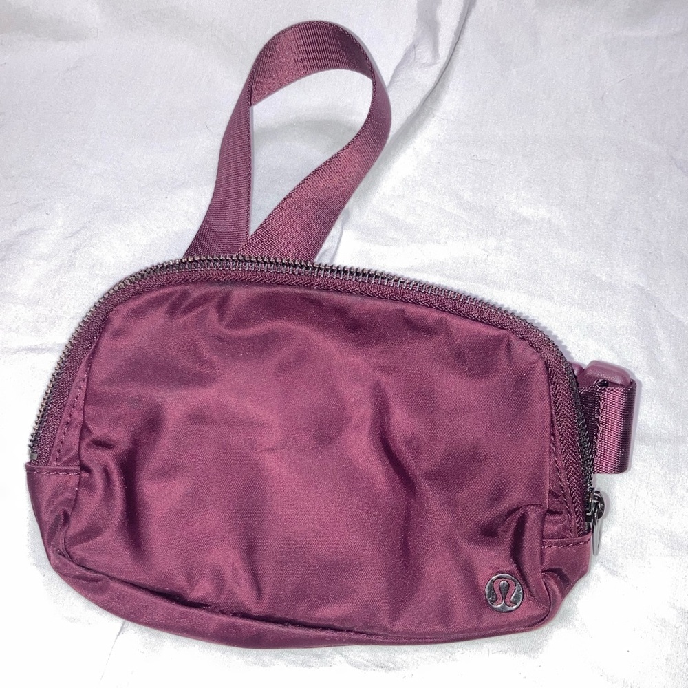 Lululemon Everywhere Belt Bag O/S Red Merlot / Purple Colour